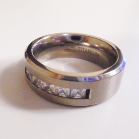 mm Jewelry - Titanium Mens Band Cz accent Sz 8 New